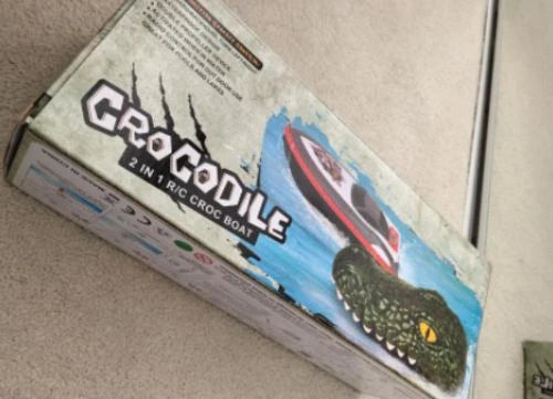 Crocodile Head Remote Control Boat - Realistic and Lifelike Water Toy with 2.4GHz Transmitter and Dual Propellers