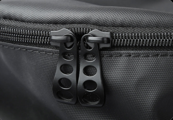 A high-capacity backpack made of durable Oxford cloth, perfect for adventurous travels and everyday use.