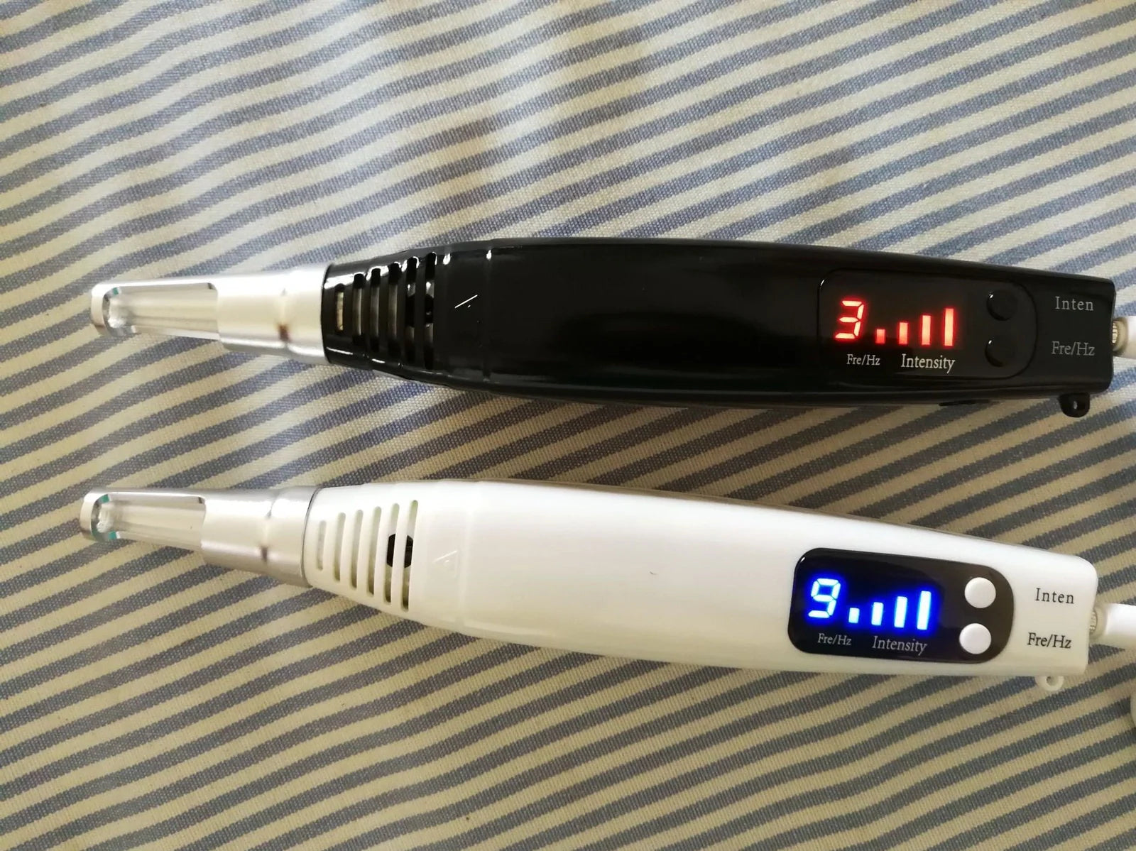 Black and white laser picosecond pen beauty instrument measuring 8.5cm length with dual light treatment system