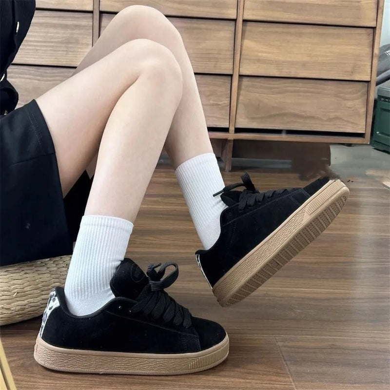 Retro Low-Top Sneakers with Waterproof Platform for Men and Women, Black PU Upper and Rubber Sole Lace-Up Shoes in Sizes 35-44 for Daily Wear and Universal Sports