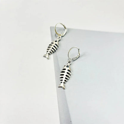Fishbone pendant necklace with adjustable chain and matching earrings in retro style, showing O-shaped chain design