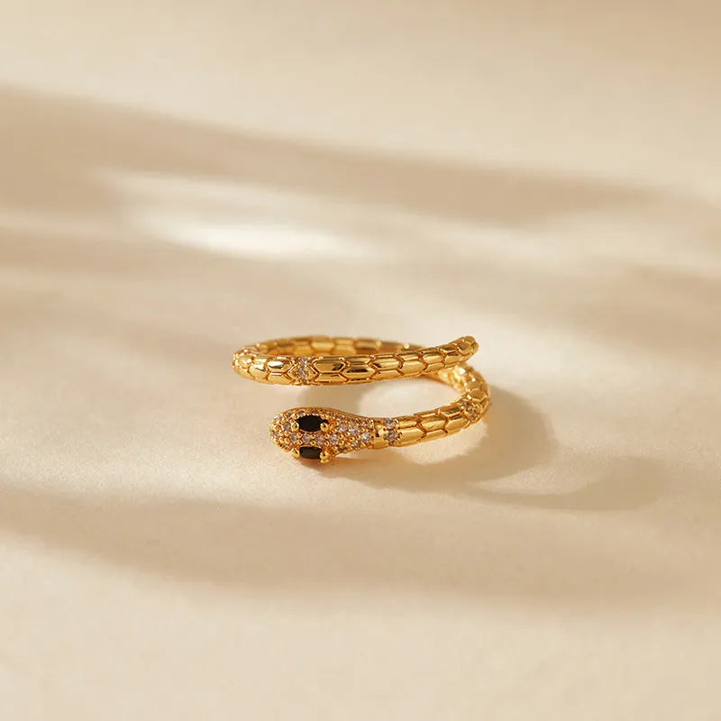 Adjustable snake-shaped index finger ring in gold colour with diamond treatment