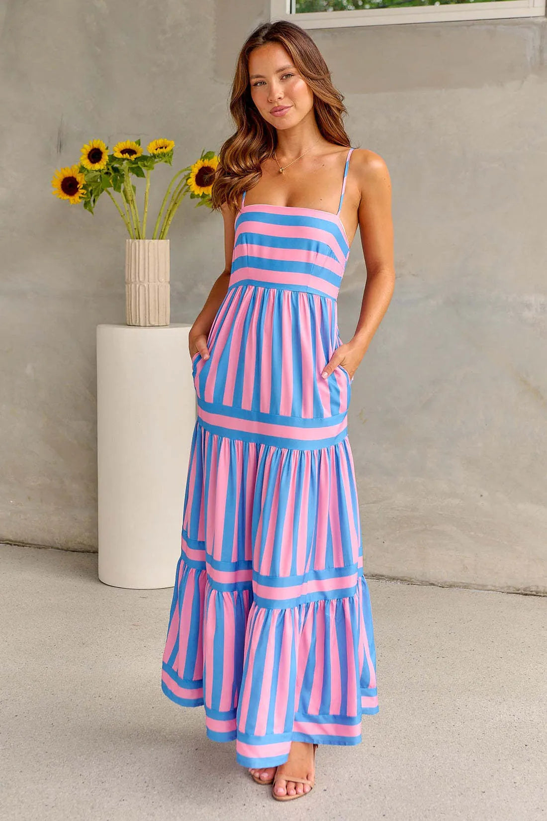 Women's backless square neck summer dress with suspenders and side pockets in striped printed fabric