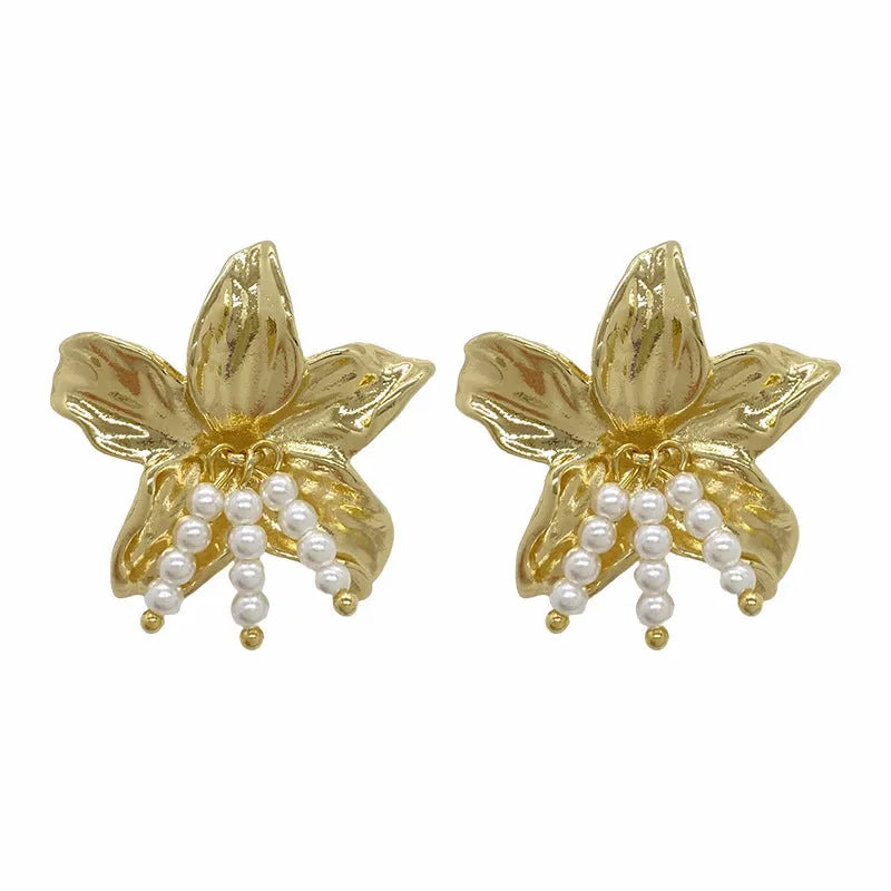 Gold H1795 metal flower earrings with pearl details, exaggerated niche style design