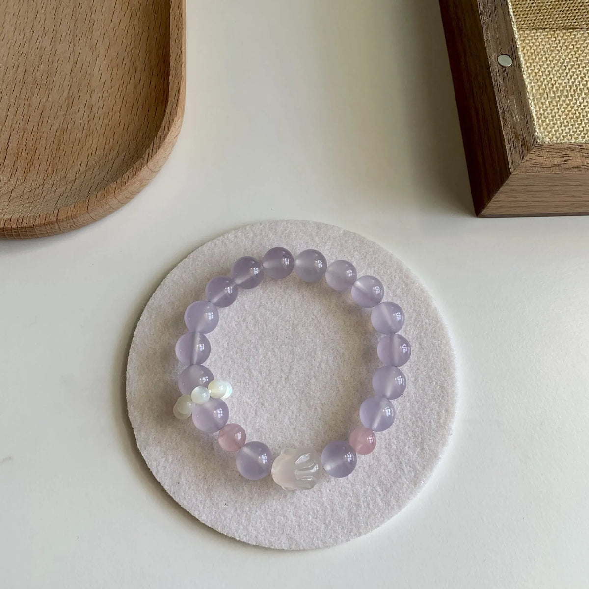 Handmade Hetian jade rabbit charm bracelet for women in glass or coloured glaze with a sweet rabbit design.