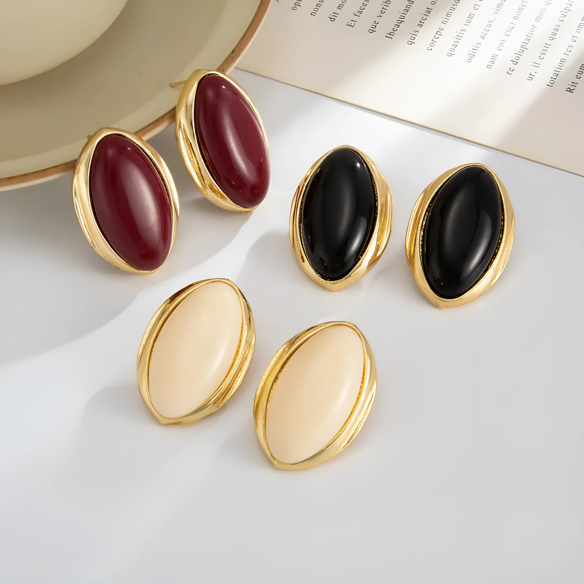 Gold-tone oval drop earrings with resin centre in French retro court style for women