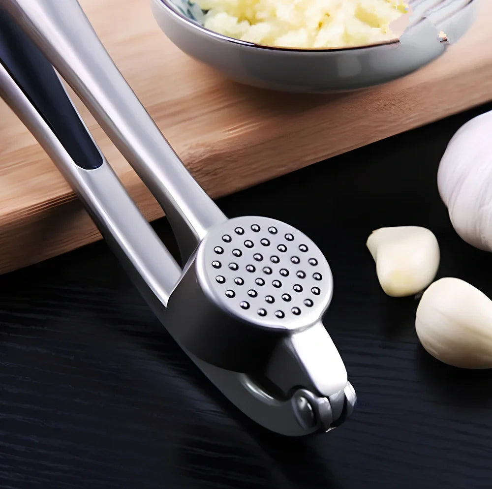 Manual garlic press with 17cm zinc alloy construction and long groove design for efficient garlic crushing