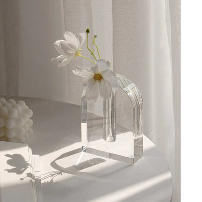 Transparent crystal vase with internal bubble formations measuring 18cm height and 12cm diameter