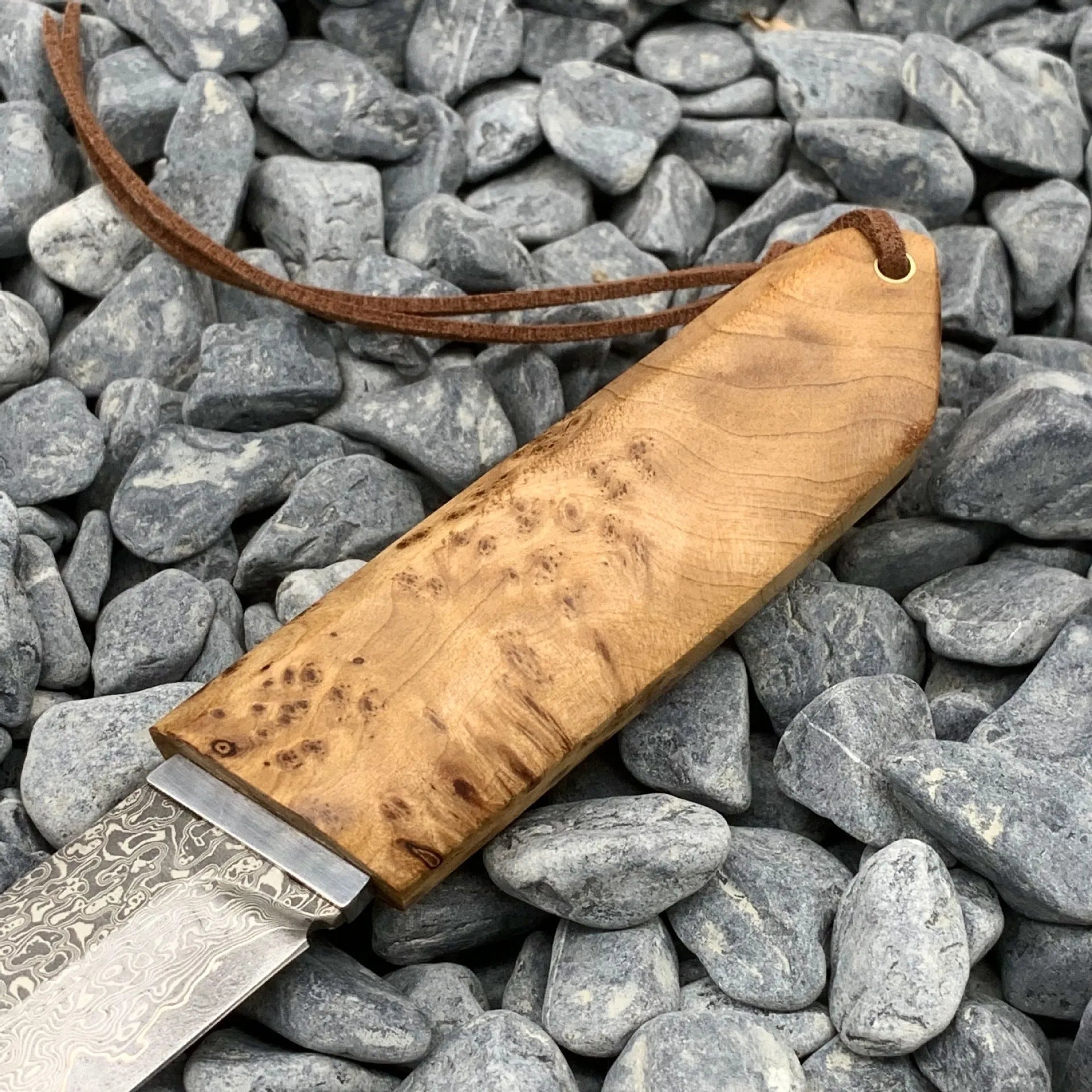 Outdoor Damascus steel short knife with Thuja wood handle showing 18cm length