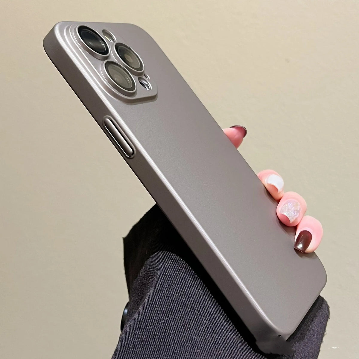 Ultra-thin frosted hard iPhone case in Chinese Red, PC shockproof cover with anti-fingerprint finish