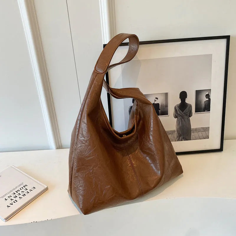 Casual soft leather large capacity shoulder bag in black with sandwich pocket and sewing thread details