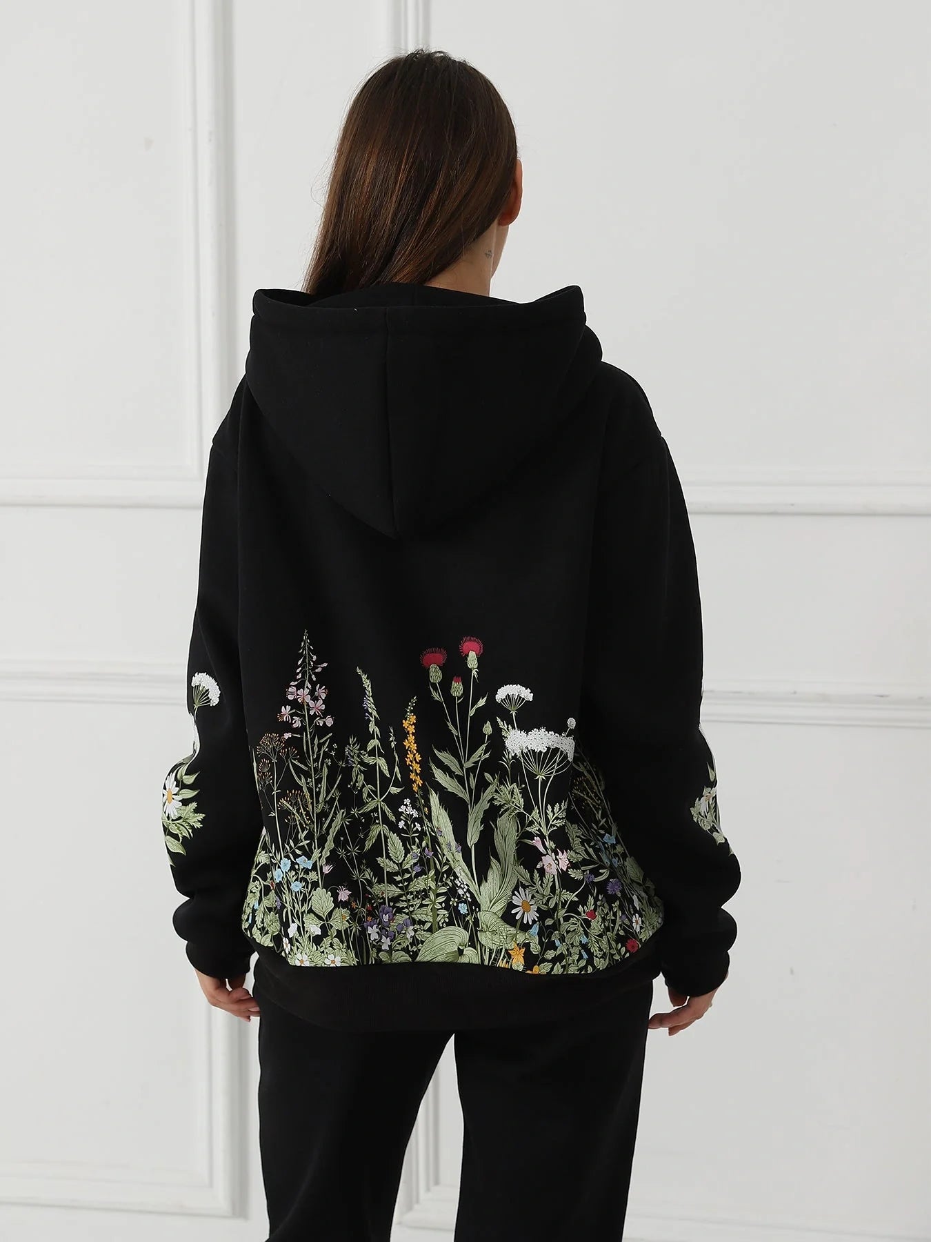 Women's Floral Sweatshirt in Soft, Comfortable Fabric with Relaxed Long Sleeve Design