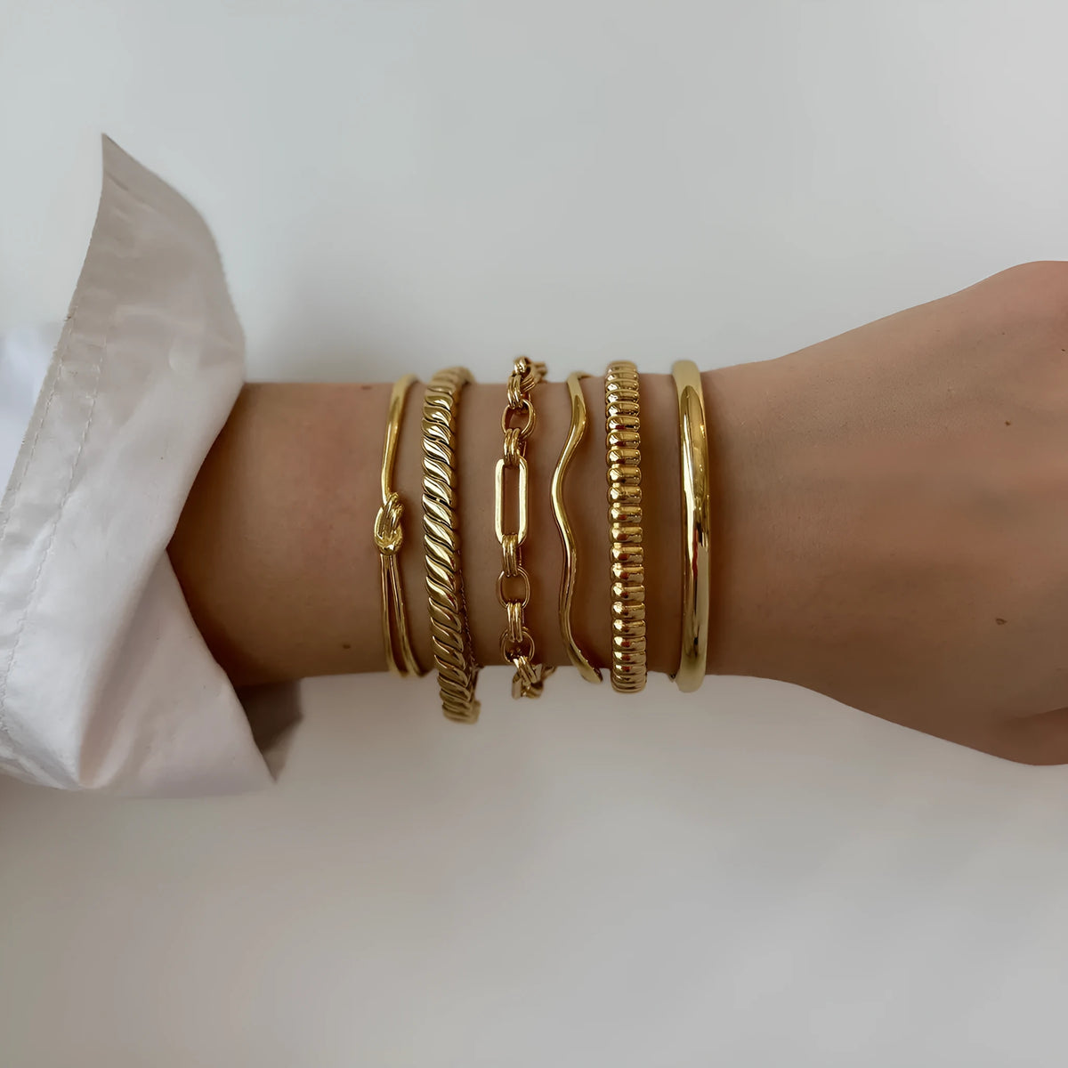 A women's stainless steel bracelet with an electroplated finish in a European and American style.