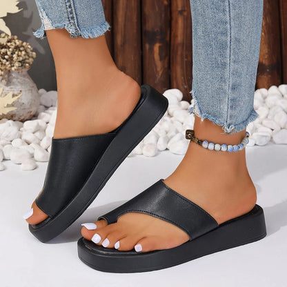 Women's thick-soled clip-toe flat slippers in black and white for summer outdoor wear