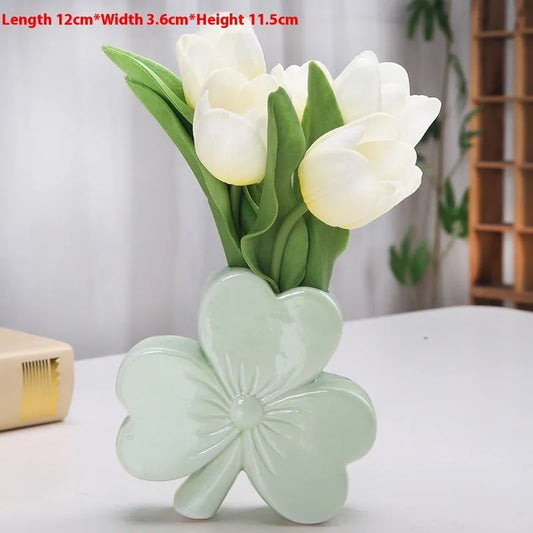 Clover ceramic vase in white porcelain with European style, measuring 15cm, on a desktop with flowers