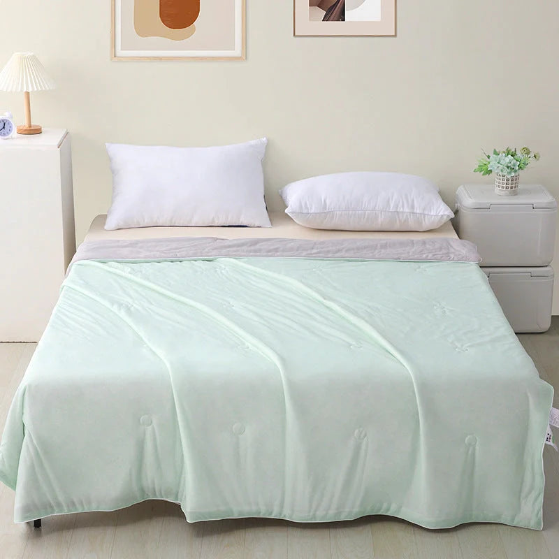 Ultra-soft, machine-washable cooling quilt made with breathable ice silk fabric for year-round comfort