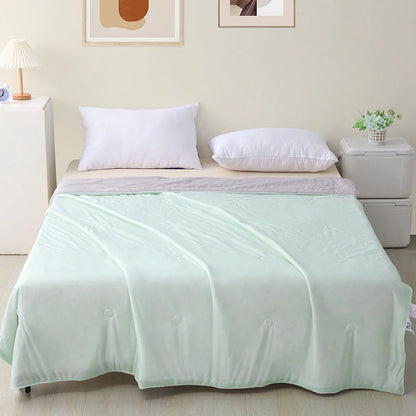 Ultra-soft, machine-washable cooling quilt made with breathable ice silk fabric for year-round comfort