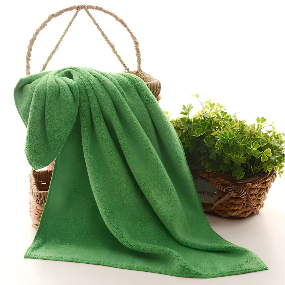 Microfiber pet towel in blue colour showing 40x60cm size with water absorption demonstration