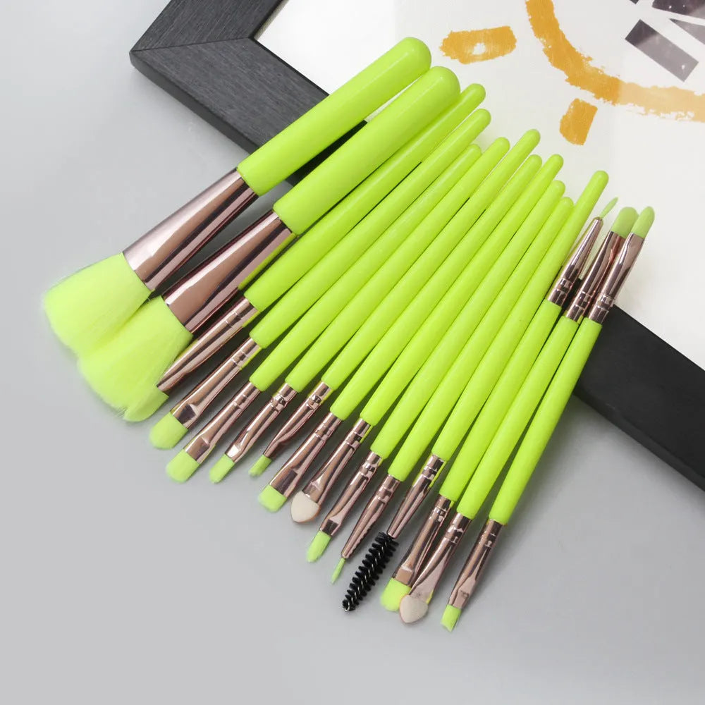 MAANGE 18-piece make-up brush set with fan-shaped tools for contouring and blending on a table