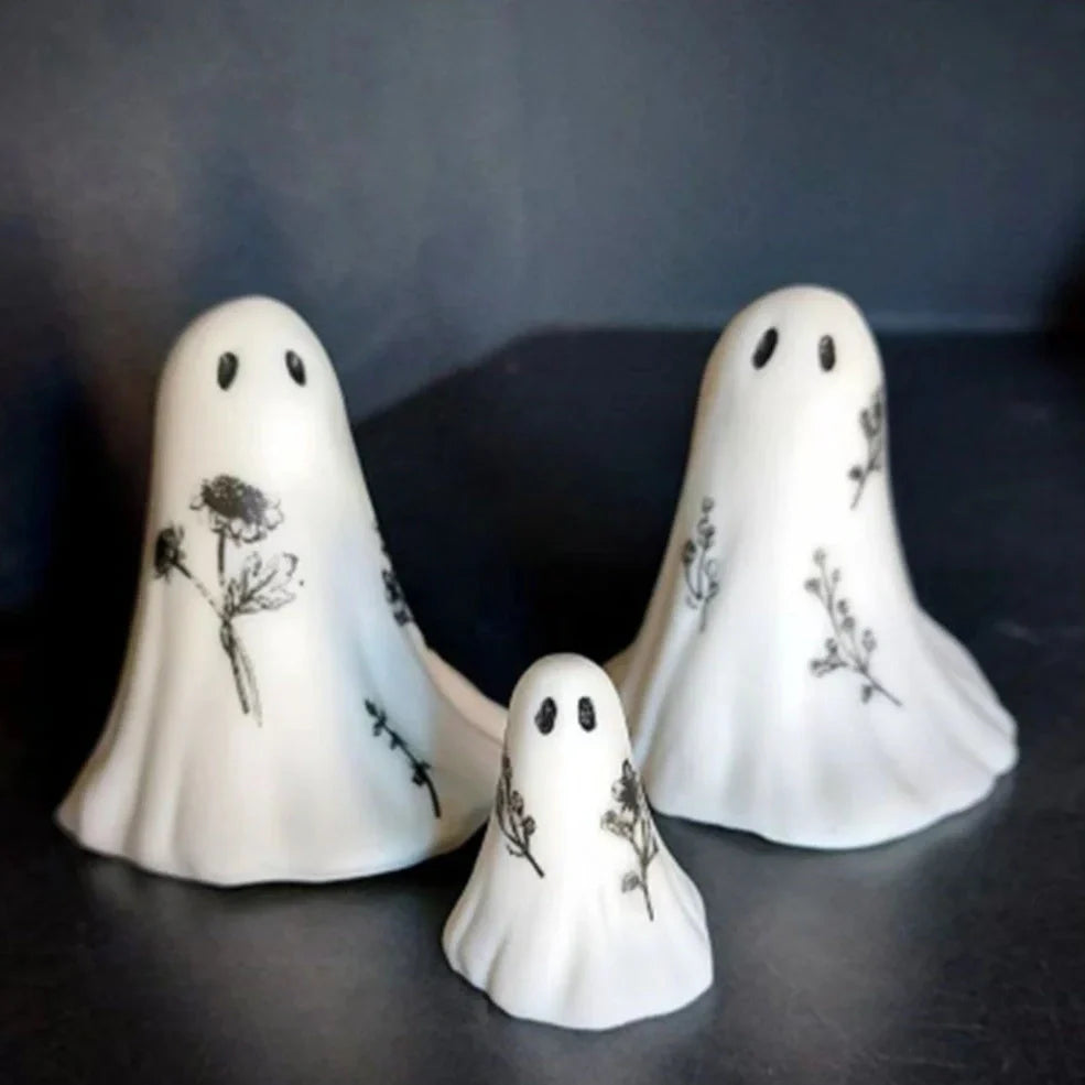 White synthetic resin ghost ornaments in sizes 3.2cm to 10cm for Halloween, three-piece set on display