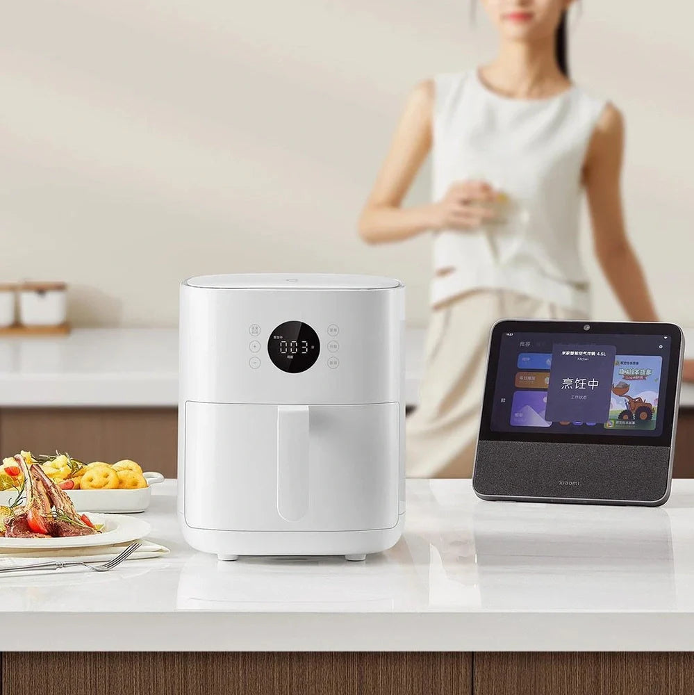 White 4.5L air fryer with baking tray, 1200W power for healthier cooking with less oil