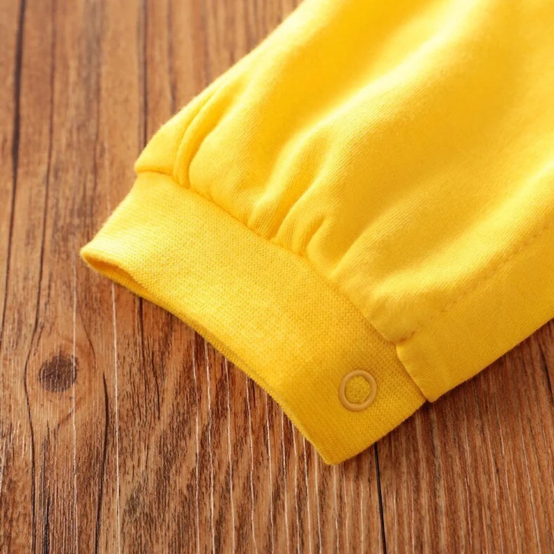 Baby wearing cotton one-piece with giraffe pattern, showing 59cm to 90cm size options