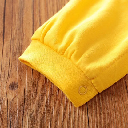 Baby wearing cotton one-piece with giraffe pattern, showing 59cm to 90cm size options