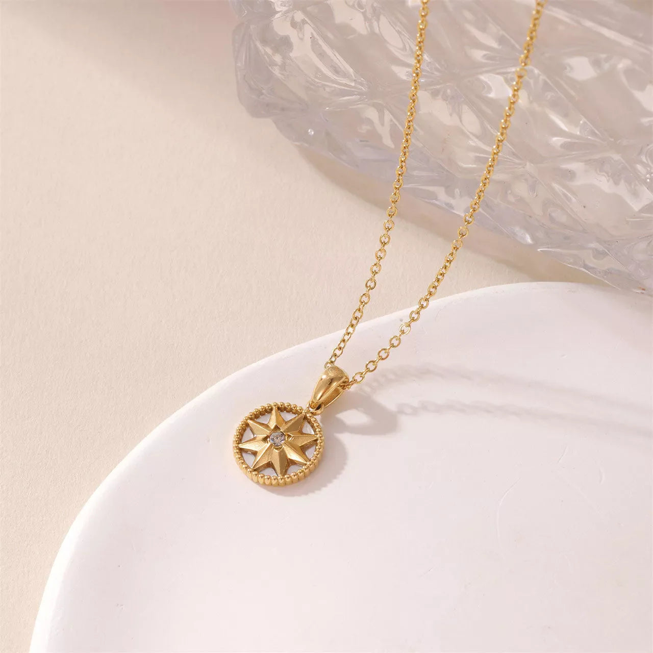Lucky Compass Necklace with star-shaped titanium steel pendant in gold and white gold
