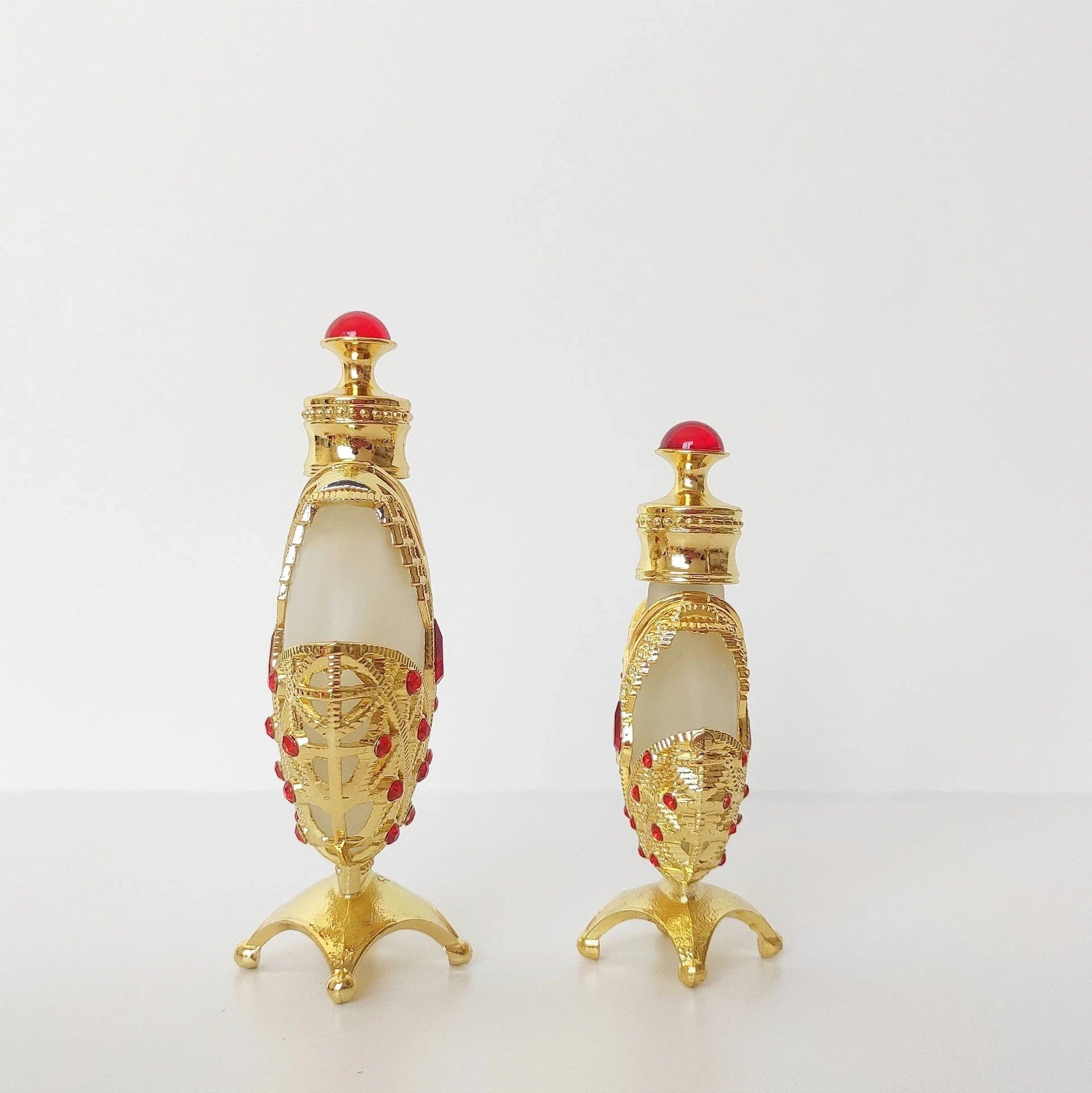 Luxurious Perfume Oil with Long-Lasting, Subtle Fragrance in Decorative Glass Bottle