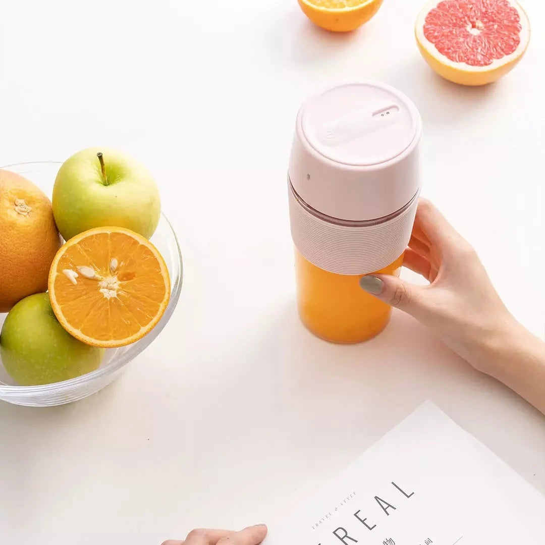 Wireless Charging Portable Mini Juicer Cup in pink and blue, 400mL capacity