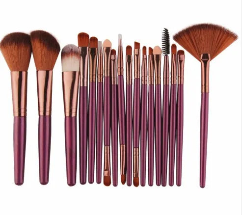 MAANGE 18-piece make-up brush set with fan-shaped tools for contouring and blending on a table