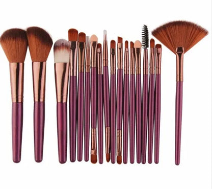 MAANGE 18-piece make-up brush set with fan-shaped tools for contouring and blending on a table