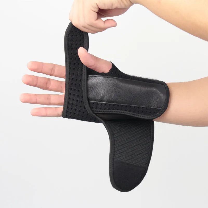 Men's neoprene and aluminium plywood fixed support glove for left hand on a basketball court.