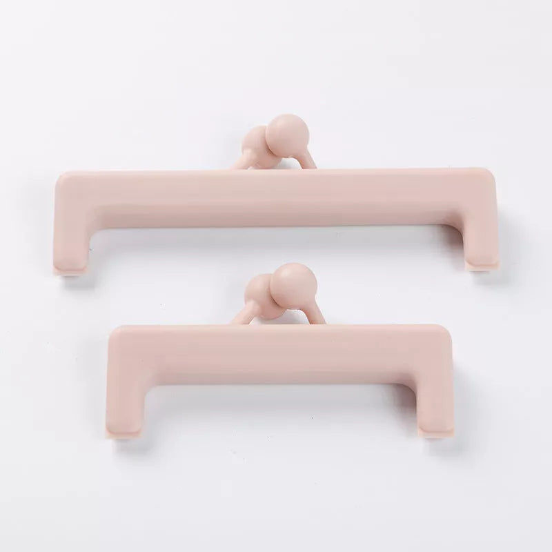 Push-button plain food bag sealing clips in blue and pink, durable PP material