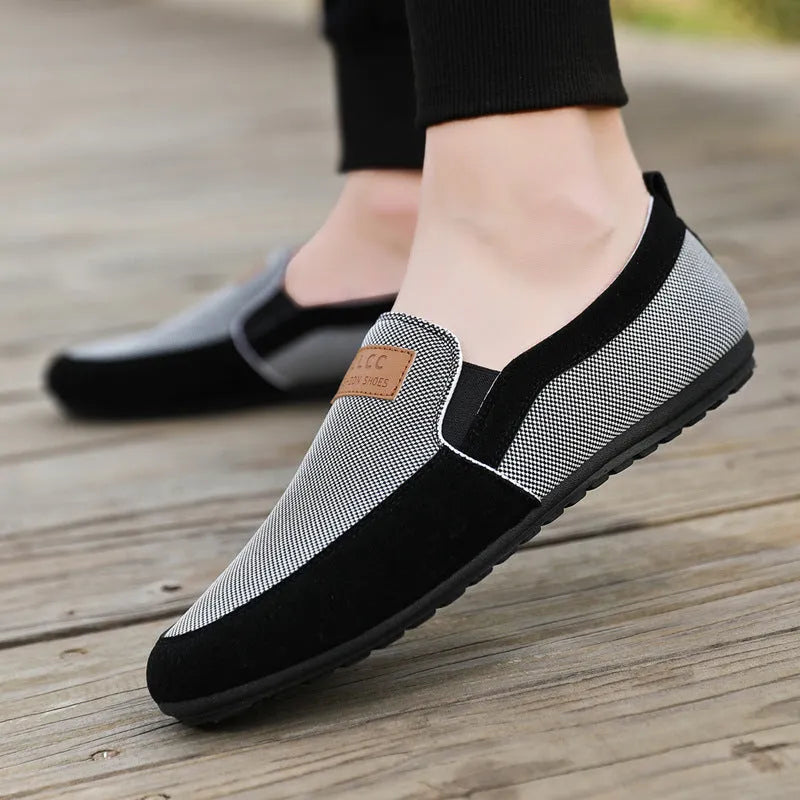 Men's grey canvas lace-up board shoes with round toe and rubber sole.