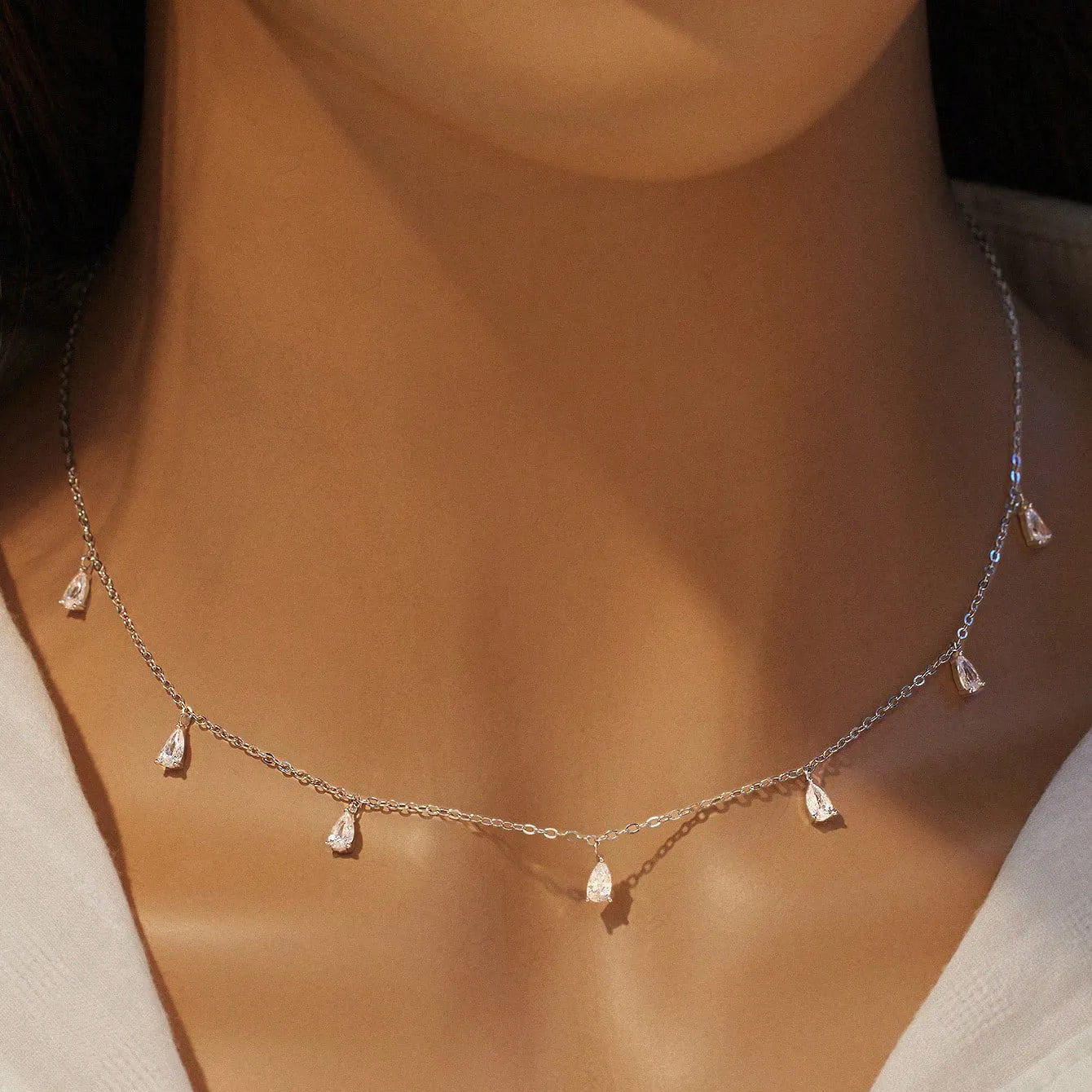 Gentle drop-shaped artificial zircon necklace with adjustable O-shaped chain in 925 silver, available in silver, rose gold, or golden yellow.