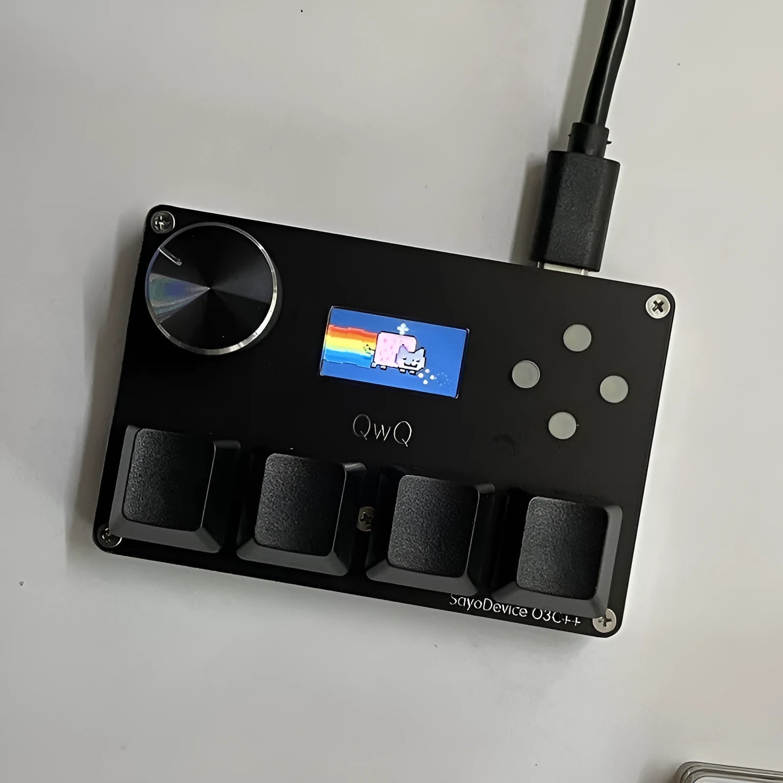 Magnetic axis numeric game keypad with programmable knob and colour screen on desk