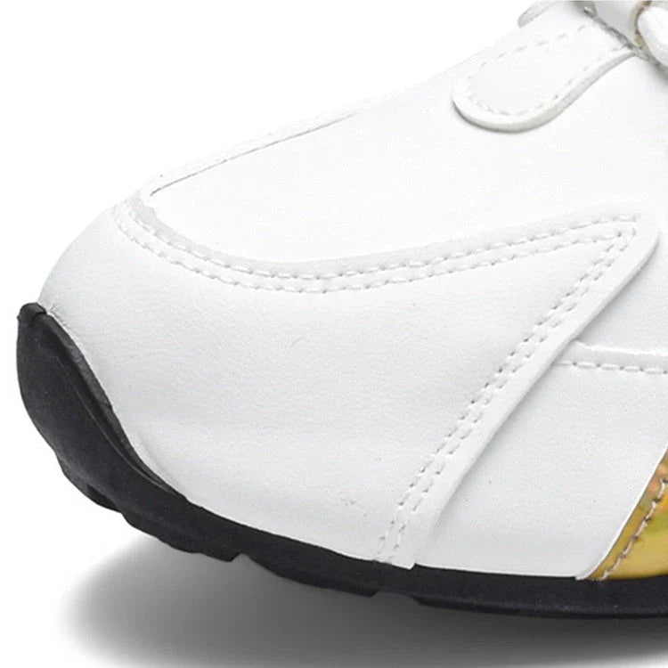Stylish lace-up sneakers for men in colorblock design, with breathable mesh lining and lightweight, non-slip sole