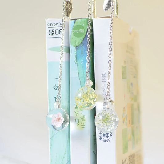 Dried flower bookmark with alloy frame measuring 12x2cm in Blue starry sky colour
