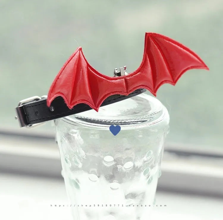 Adjustable leather choker with detachable wing elements in patent leather satin finish