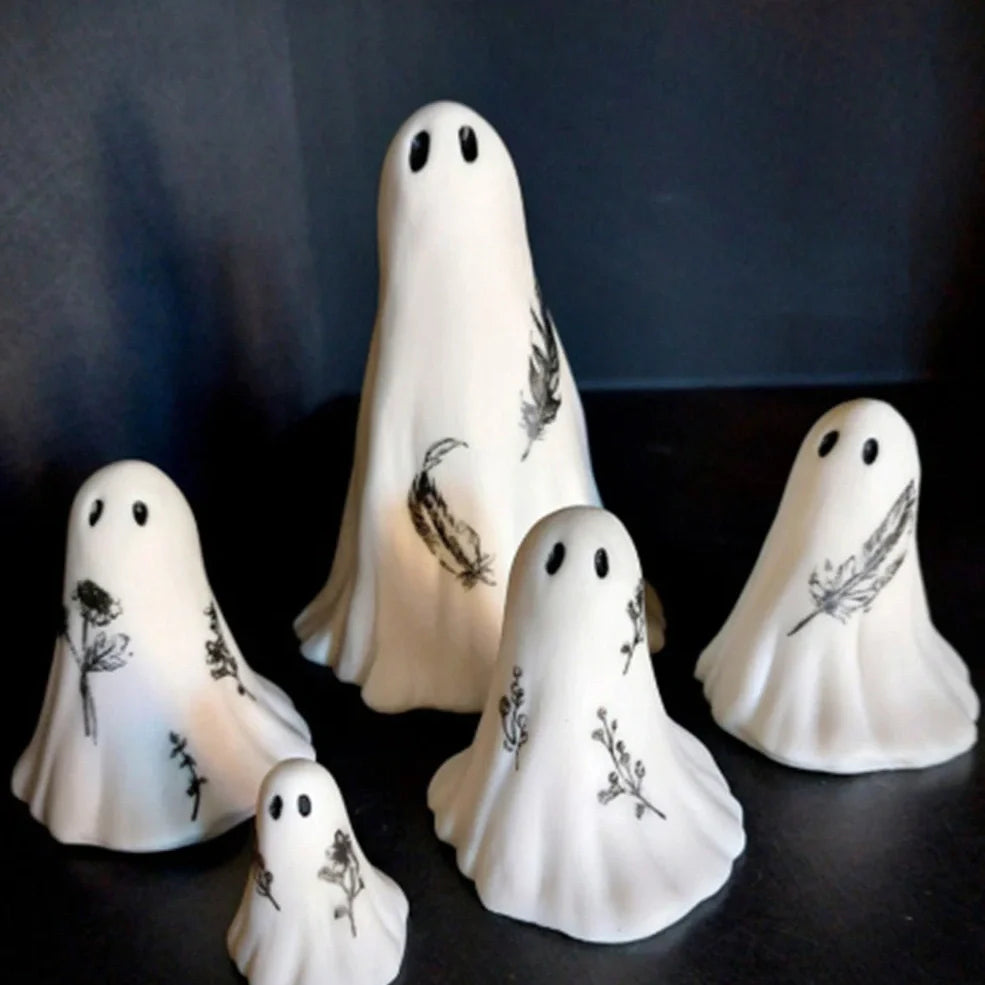 White synthetic resin ghost ornaments in sizes 3.2cm to 10cm for Halloween, three-piece set on display