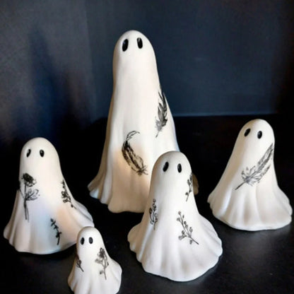 White synthetic resin ghost ornaments in sizes 3.2cm to 10cm for Halloween, three-piece set on display
