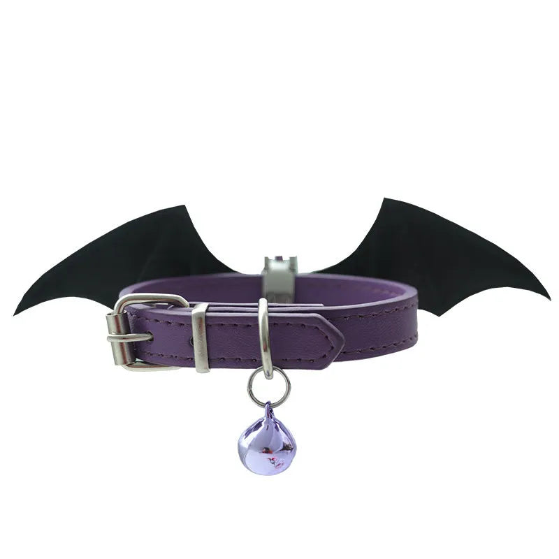 Adjustable leather choker with detachable wing elements in patent leather satin finish