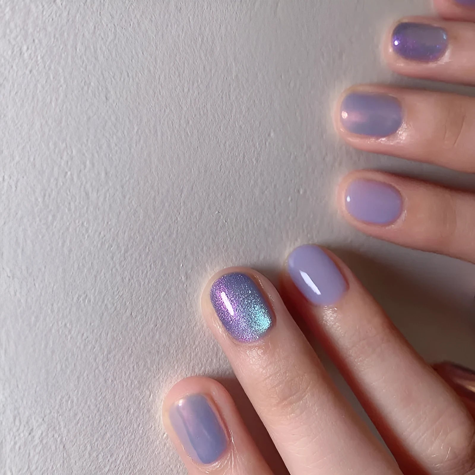 Short aurora fake nails with bright starry sky glitter pattern, 24-piece set with adhesive glue
