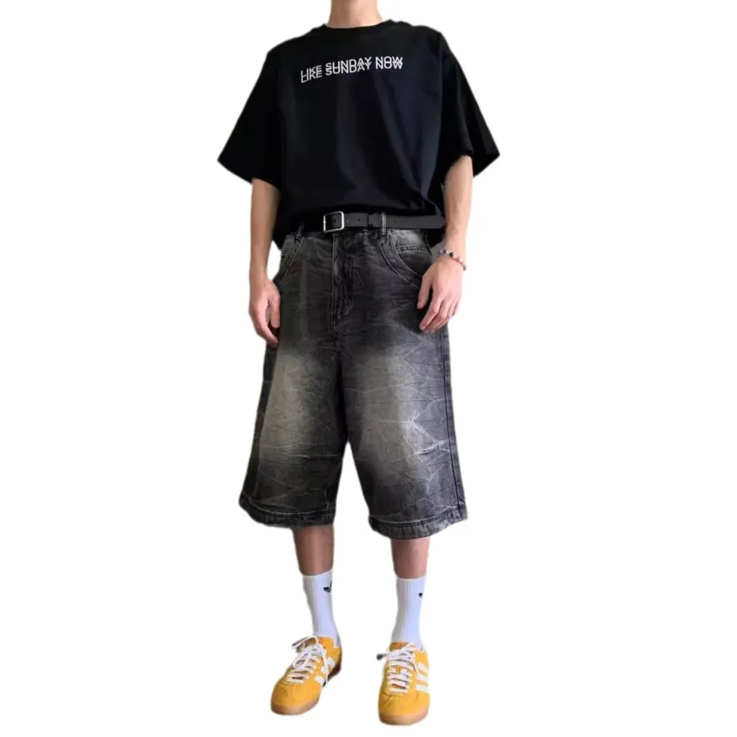 Men's loose fit washed denim shorts in straight-leg design with mid waist and zip placket
