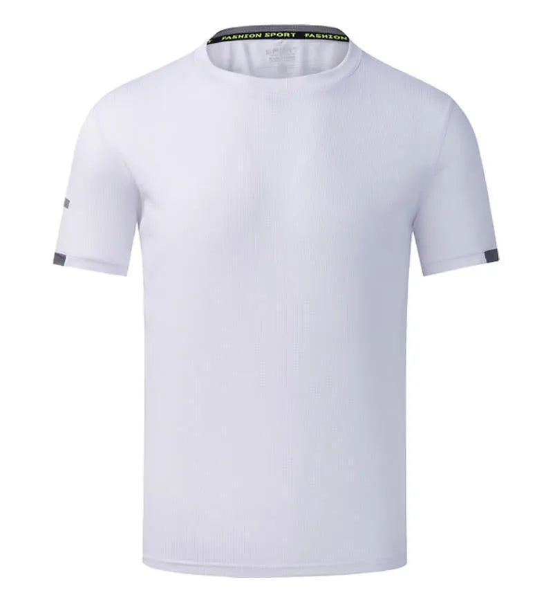 Man wearing a solid colour ice silk quick-drying short sleeve sports shirt