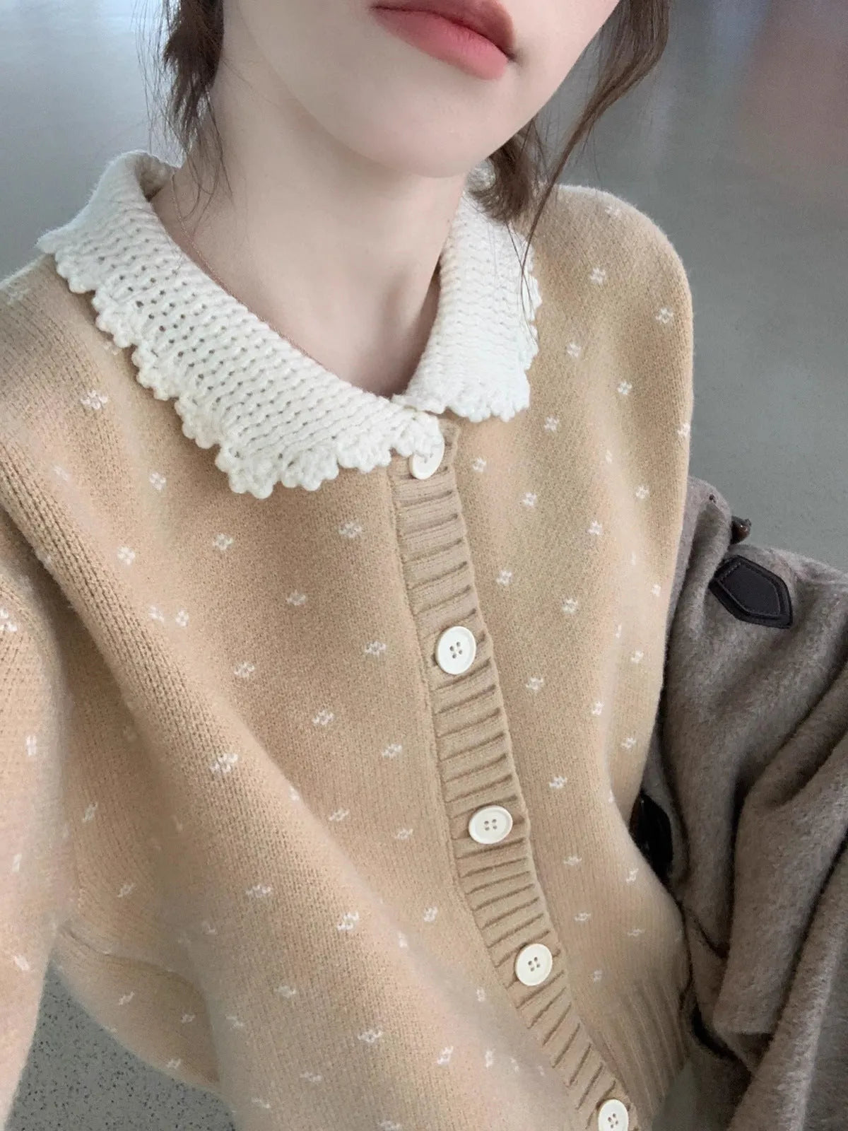 Retro floral patterned cardigan coat with a Peter Pan collar and button front.