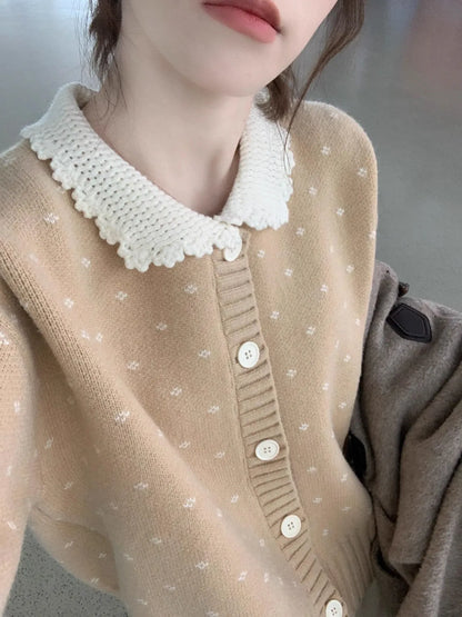 Retro floral patterned cardigan coat with a Peter Pan collar and button front.
