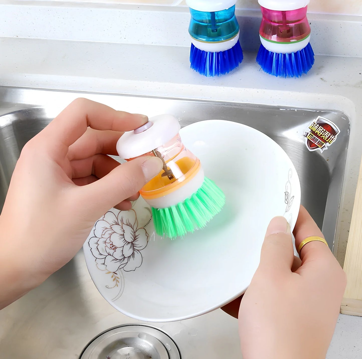 Compact soap dispensing palm brush, 5.5cm diameter head, 7cm length, polypropylene for kitchen scrubbing