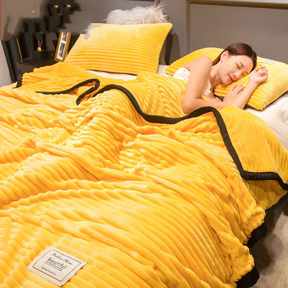 Thick coral fleece blanket in flannel-polyester, 210-220g/m², sizes 70x100cm to 200x230cm with prints like Back Bear for winter warmth